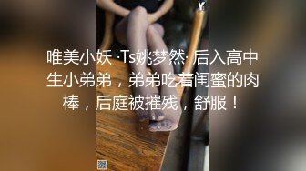 在哥哥家玩偸偸在卫生间安装针孔偸拍苗条小嫂子哗哗尿尿和洗香香，嫂子脱光身材真的好阴毛太性感了