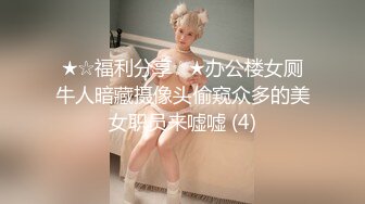 粗暴老哥按着女友头强行深喉口交，玩爽了就大力抽插，干的女友眉头紧皱美乳摇晃，爽的不行