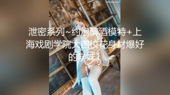 小县城路边公厕全景偷拍白裤子大长腿美女的已经发黑的鲍鱼