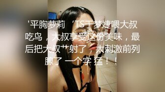 甜美文静美女！被胖子炮友玩弄！蹲着深喉插嘴，沙发上抗腿正入，振动棒插穴磨蹭阴蒂，非常享受