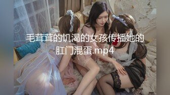 8月新流出山顶公园路边公厕偷拍❤️美女尿尿红衣少妇半蹲尿逼长得还可以