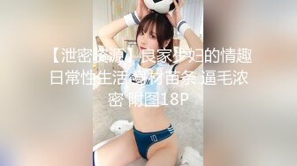 三男两女激情5P玩弄骚嫩的妹子，全程露脸小骚货给大哥一起口交大鸡巴，让小哥揉奶抠逼，看看谁草的猛叫的骚