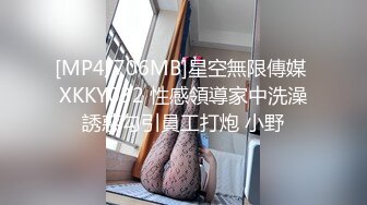 专找阿姨玩深夜约骚劲十足轻熟女，连体吊带网袜揉穴自摸，猛操屁股转战床上，扶腰后入撞击