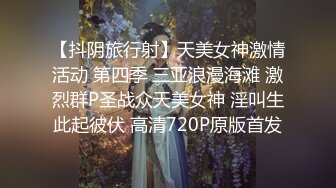 【双胞胎姐妹花浴室诱惑】长相清纯带着眼镜，浴室脱光光湿身诱惑，贫乳小奶子，翘起美臀拍打，坐马桶上掰穴特写