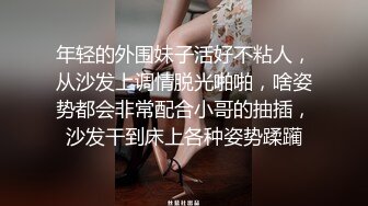 骚骚红唇少妇和闺蜜两女一男双飞大战，撕裆拨开丁字裤揉穴，双女互舔逼边摸蛋蛋猛操，操玩一个再换另一个操