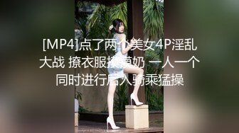 手动用镜子反射光线照妹子的嫩穴补光.近距离高清拍她的私处