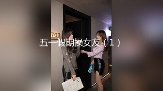 【新片速遞】这感情才叫好啊 小夫妻和哥们到情趣套房休息 漂亮白嫩小姐姐操穴自己爽美了也不忘兄弟商量也来一炮刺激【水印】[2.68G/MP4/01:02:35]