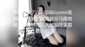 【黑丝露脸极品小妞】高潮冒白浆洗干净给大哥口交大鸡巴塞着肛塞后入爆草