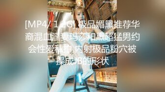 风骚的少妇一撩就上勾，两渣男扒光少妇玩3P，前面口交后面草她大屁股，揉捏奶子轮流伺候做在凳子上抽插