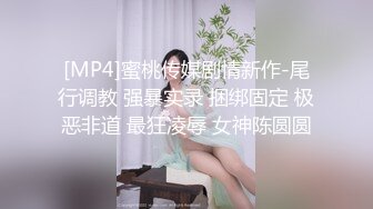 两女侍一夫，就爱以这种方式吃冰淇淋.