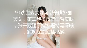 牛仔裤女神，难得露脸，细腰美腿半脱下裤子，手指扣穴水声哗哗，穿上吊带黑丝袜，低低呻吟更是诱惑