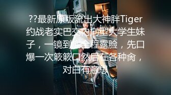 邻居少妇空虚寂寞，竟然找来两个CD人妖操自己 可真骚，光滑滑的美腿 被人妖草逼穴 淫荡地叫声不怕别人听见！