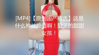 公交车站抄底不穿内裤的超短裙美女真心让人按捺不住啊