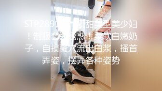 气质少妇在八卦台景区全裸闲逛，在民宅大门口自慰留下淫荡的体液