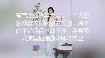 38+熟女在线表演：把果冻塞逼里，很舒服，儿子把嘴张开，妈妈给你吃骚逼，舔妈妈的黑木耳 ！ 