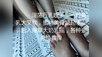 美女3P 身材娇小 小贫乳 被两哥们轮流交换着操 最后拔枪狂射