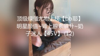 哇塞  扒开女人阴道近距离用手电照明观看阴道内壁