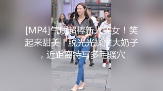 最新全景公厕广角厕拍系列3 妹子长的不咋样 尿尿的时间也要化个妆