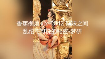 黑客破解家庭网络摄像头偷拍 老夫嫩妻在家里客厅做爱突然来了个女的坐在一边感觉她们三人关系有点特别.