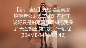 [MP4]4P名场面，猛男大战3个妹子，坐沙发上一个个轮流来，把甜美的那个美女抱起来操，旁边一个漂亮的妹子惊呆偷笑