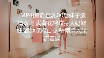 [MP4/ 792M]&nbsp;&nbsp;大红唇新人骚女被两大汉3P，白丝袜丁字裤，翘起屁股看穴，两根JB轮流舔，骑乘上下一起插