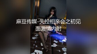 橙色T恤美女蹲姿撩人 充分展示干净肥美的鲍鱼