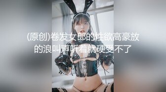 偷拍极品女生如厕，来姨妈了，居然还闻一闻姨妈巾