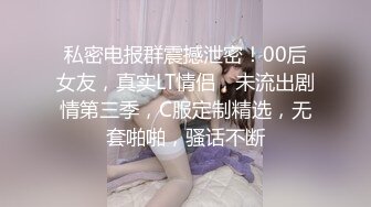 校园霸凌-扒光女生衣服强迫她坐地上叉开双腿充分暴露阴部,另一个女生用棍子插她逼