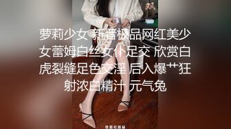 和极品熟女美少妇户外车震，附近有人超级对白骚的很，口爆一嘴