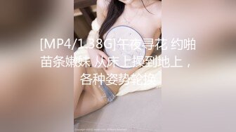 气质超高背带裤小姐姐好奇的目光一直停留在手铐上