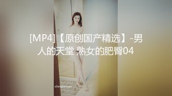 尾随妹子进女厕偷窥为了拍脸被眼镜美女发现了仔细观摩好一会儿，幸好没有喊人！