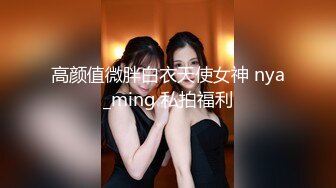 中年大叔忽悠美女顾客做特殊服务，全身按摩撩骚忽悠顾客揉奶玩逼，按摩床上爆草抽插，给骚逼干的神魂颠倒[