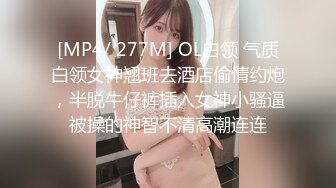 满足不了骚逼女友，只能让她穿着黑丝自慰了，超多水