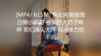 美容院老板娘还真臊,看店期间没客人,自己脱了裤子摸B紫薇,突然来个人,赶忙招呼客人