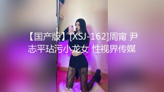 白皙女友，踩着头干她