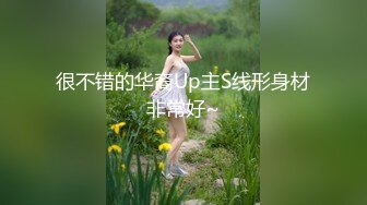 【母子乱伦】趁老爸在客厅吃饭在房间门口摸妈妈奶子