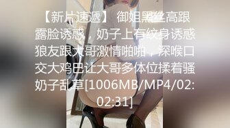 《极品CP魔手外购》经济型集体公寓女厕三机位全景偸拍各种学生和上班族小姐姐熟女方便，意外收获小情侣厕所躺平造爱2