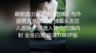 YM漫展抄底,两个穿公主裙小美妞❤️光洁屁股沟和窄内湿痕真想摸摸