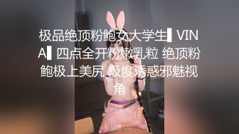 酒店的前台妹子趁地利之便，约炮友在自家酒店房间疯狂啪啪