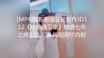 无套双龙入洞,大屌争先恐后往里怼,纹身痞子的逼里面深不见底