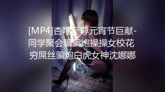 风骚熟女和一帮老男人KTV 秀口活，直接站上桌子就吃鸡巴，旁边还有小哥偷笑！