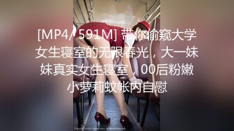 淫荡小骚货嘴里吃一根下面操，闭着眼睛搞得很舒服，两根屌怼脸撸，被尽情蹂躏