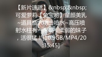 [MP4/ 389M] 漂亮美女3P 一白一黑两根大肉棒 还是选择黑祖宗的插逼 另一根插嘴 表情很舒坦