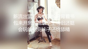 黑丝轻熟女 啊好硬好舒服 戴套 我不射在里面 被你操死了 先聊聊天从沙发操到床上 最后拿掉套套强行插入