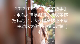 潜入办公楼打开小手电强拍美女同事的小黑鲍