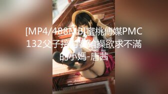 [MP4/ 781M] 淫娃女友黑丝情趣全程露脸跟狼友发骚互动，主动扒下男友的裤衩舔弄大鸡巴吸蛋蛋