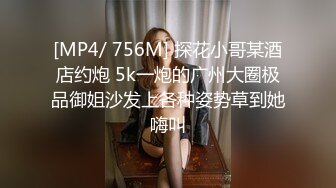 年度巨献 极品骚货美女和男友在网红打卡地打卡超级细的丁字裤根本包不住逼和菊花